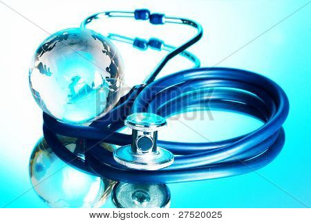 Globe et stéthoscope sur fond bleu