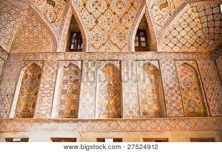 Ali Qapu Sarayı, İsfahan, Iran içinde oryantal süslü duvar.