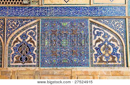 Parete di piastrelle mosaico orientale di Ateegh Jame mosque, Esfahan, Iran