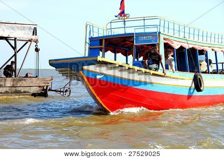 Viajar en el lago Tonle Sap, República jemer