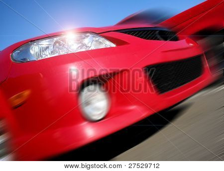 Zoomen rot Mazda Auto an einem sonnigen Tag