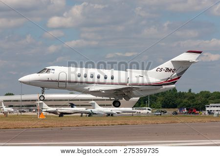 Farnborough, Uk - July 17, 2014: Netjets Raytheon Hawker 800xp Private Jet Cs-drq.