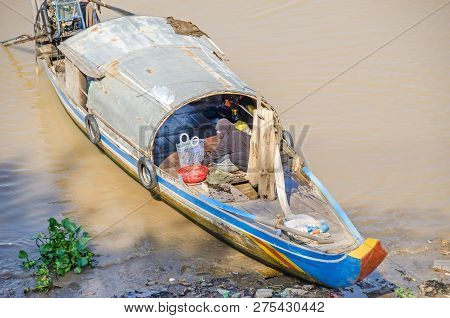 Phnom Penh, Cambodia - April 9, 2018: Typical Long-tail Cambodian Mekong Boat With A Canopy, An  Aut
