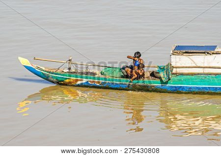 Phnom Penh, Cambodia - April 9, 2018: Typical Long-tail Cambodian Mekong Boat With A Canopy And A Fa