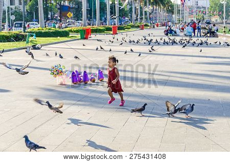 Phnom Penh, Cambodia - April 9, 2018: Preah Sisowath Quay, A Riverside Public Promenade On The Bank 