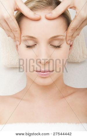 Nærbillede af en ung kvinde at få spa-behandling.