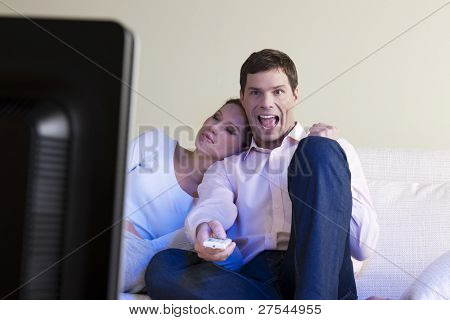 L'uomo trionfa a guardare la TV, donna dorme