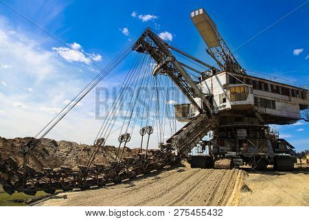 Giant Excavator, Giant Stacker, Absetzer Horizontal Shot