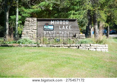 Baraboo, Wi - 4 October 2018:  Mirror Lake State Park At The Entrance Of The Park.