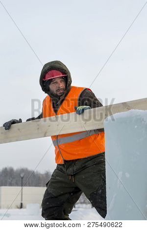 Slinger In An Orange Helmet On Unloading