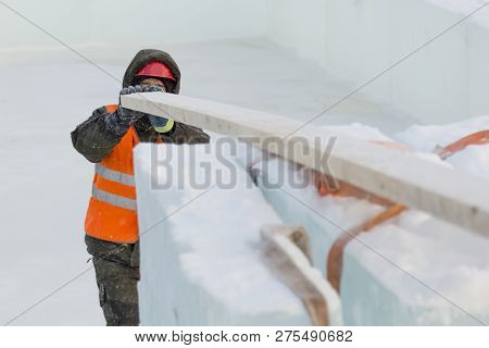 Slinger In An Orange Helmet On Unloading