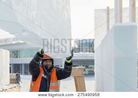 Slinger In An Orange Helmet On Unloading