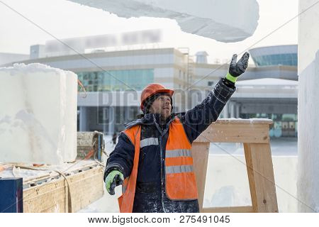Slinger In An Orange Helmet On Unloading