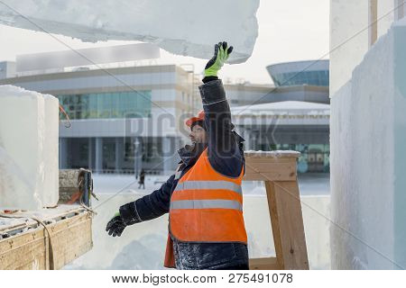 Slinger In An Orange Helmet On Unloading