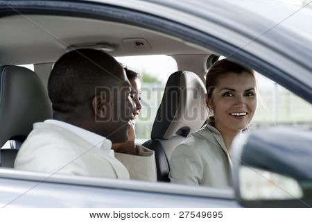 多民族のビジネスマンが車を共有