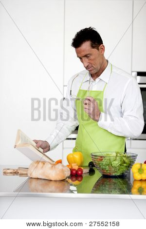 älterer Mann Zubereitung von Speisen in seiner Küche