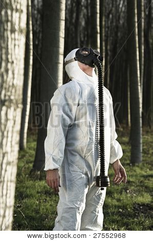 Homem com máscara de gás na floresta