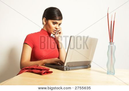 Donna d'affari con computer portatile e telefono