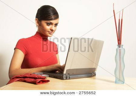 Donna d'affari con computer portatile e telefono