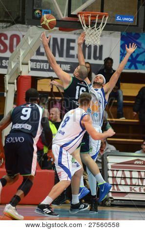 Kaposvar, Ungarn 10. Dezember: Michael fey (R) in Aktion bei einem ungarischen Meisterschaft Basketball Ga