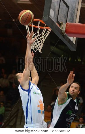 KAPOSVAR, Ungarn - 10. Dezember: Unidentified Spieler in Aktion bei einem ungarischen Meisterschaft-basketba
