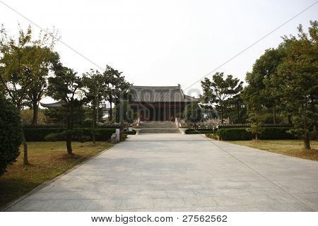 SUZHOU, Cina - 23 novembre: Un grande padiglione attende i turisti che visitano il luogo scenico Panmen su Nov