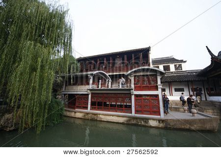 SUZHOU, Čína - 23. listopadu: Turisté navštěvují Zahrada lvího hájku na listopad 23, 2011 v Su-čou, Ch