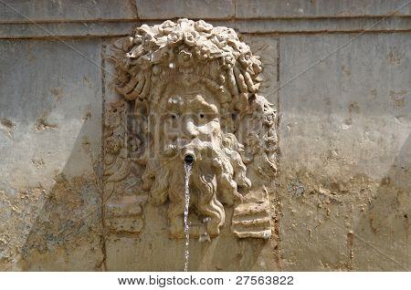 lustige Maskaron Gesicht auf Brunnen in Alhambra Granada Spanien
