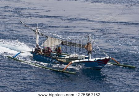 Bali ,indonesie -20 Augustus ,2018: Traditional Wooden Fishing Boat In The Sea Between Java And Bali