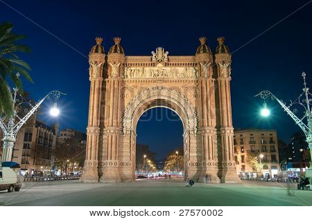 Neo-Mudéjar stilde kırmızı tuğla yapılmıştır Arc de Triomf gece görünümü 