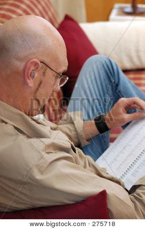 Uomo d'affari di lavoro a casa.