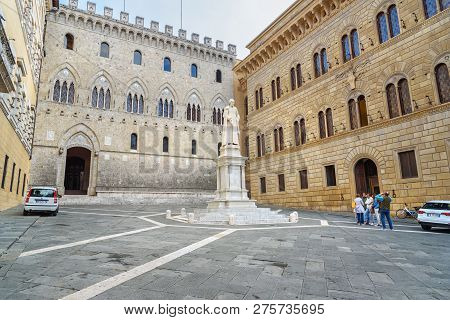 Siena, Italy - October 02, 2018: Piazza Salimbeni Is Square With Statue Of Sallustio Bandini In Old 