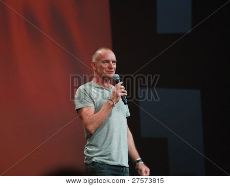San Francisco, Ca, 5. lokakuu 2011 - maailmankuulu Grammy-palkittu muusikko ja laulaja Sting tyytyväinen klo