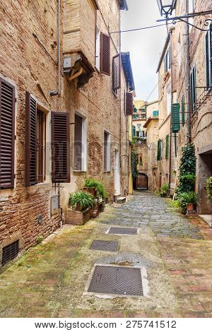 Medieval Narrow Street Vicolo Degli Orefici In Old City Siena, Tuscany, Italy.