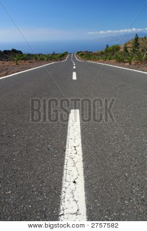 Lunga strada vuota