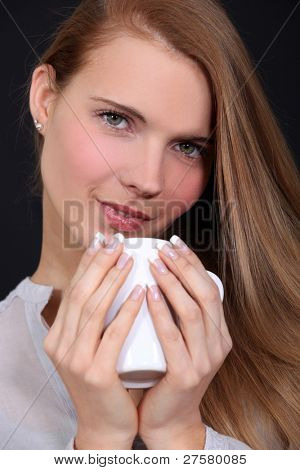 Žena hospodářství hrnek kávy
