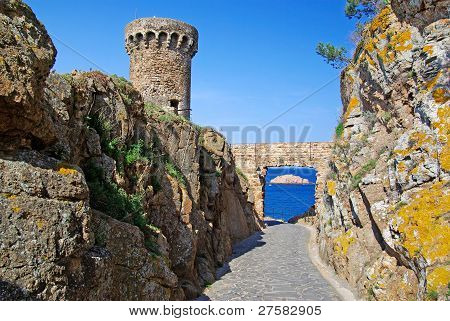 Fortess blandt klipper i Tossa De Mar. Costa Brava i Spanien.