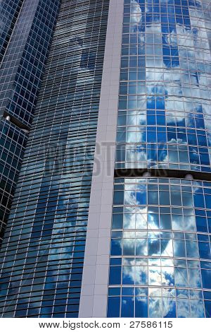 Glas og stål Tower med Sky refleksion