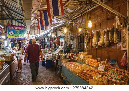 Samutsongkhram/thailand - 16 September 2107 : Unacquainted Thai People And Tourists Come To Visit Am