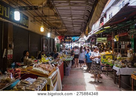 Samutsongkhram/thailand - 16 September 2107 : Unacquainted Thai People And Tourists Come To Visit Am