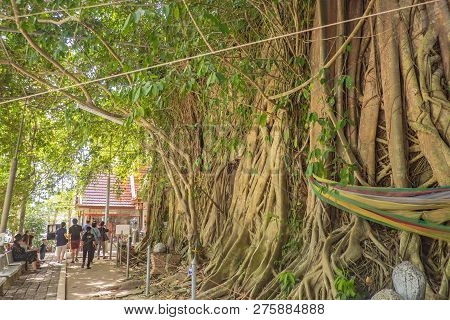 Samutsongkhram/thailand - 16 September 2107 : Unacquainted Thai People And Tourists Visit Wat Bang K
