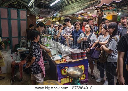 Samutsongkhram/thailand - 16 September 2107 : Unacquainted Thai People And Tourists Come To Visit Am