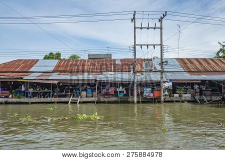 Samutsongkhram/thailand - 16 September 2107 : Unacquainted Thai People And Tourists Come To Visit Am