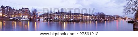 Panoramatický scénické s Thiny Bridge v noci v Amsterdamu v Nizozemsku