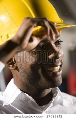 Volto di giovane afro-americano in hard hat sorridente