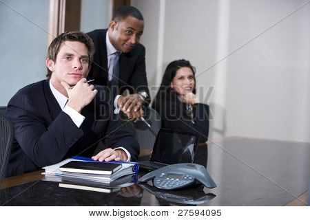 นักธุรกิจ multi-ethnic ประชุมในห้องประชุม