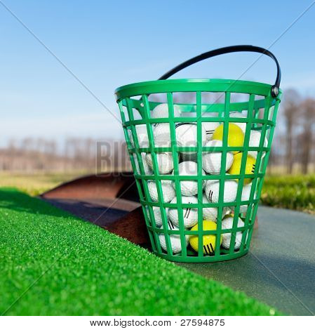 골프공의 가득 차 있는 물통