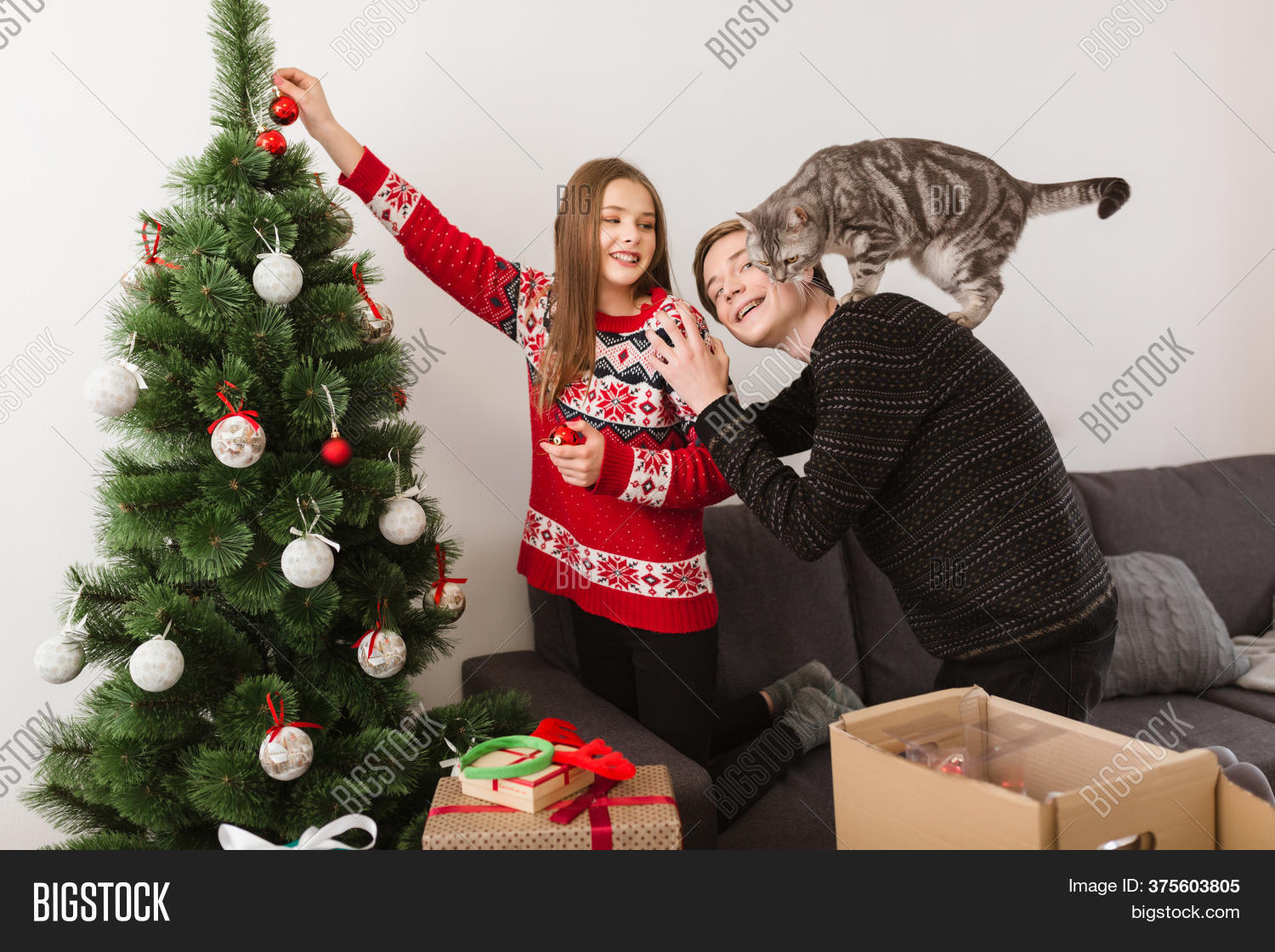 спасается от нового года. новогодняя уборка. октябрь новогодние рекламы по телевизору 2022-2023. новый год дома. новогоднее похмелье.