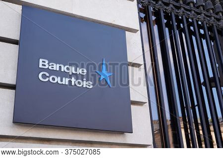 Bordeaux , Aquitaine / France - 07 05 2020 : Banque Courtois Blue Star Logo Sign On Main Office Of O