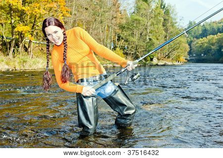 mujer de pesca en el río Otava, República Checa